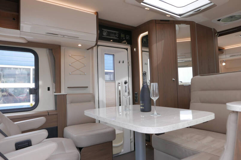 Hymer B-SL 674 SupremeLine | Bovenkastjes | 180 pk 9G Automaat | Levelsysteem 31