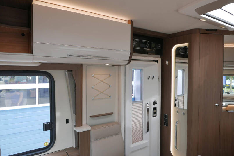 Hymer B-SL 674 SupremeLine | Bovenkastjes | 180 pk 9G Automaat | Levelsysteem 34