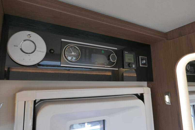 Hymer B-SL 674 SupremeLine | Bovenkastjes | 180 pk 9G Automaat | Levelsysteem 37