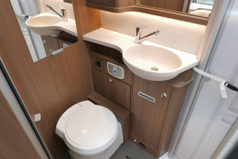 Hymer B-SL 674 SupremeLine | Bovenkastjes | 180 pk 9G Automaat | Levelsysteem 56
