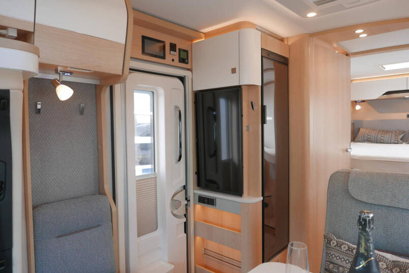 Hymer BMC-T 690 | Mercedes | 280 Ah Lithium | Queensbed | 29