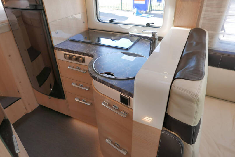 Hymer B-SL 674 SupremeLine | 180 pk Automaat | Levelsysteem | Lithium | 35