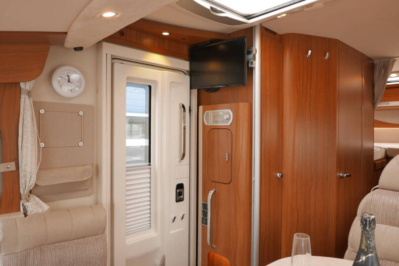 Hymer B 588 PL | 180 pk Automaat | Levelsysteem | Enkele bedden | AL-KO maxi 29