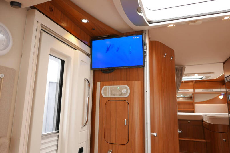 Hymer B 588 PL | 180 pk Automaat | Levelsysteem | Enkele bedden | AL-KO maxi 30