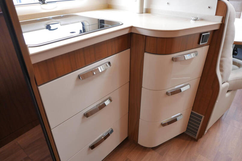 Hymer B 588 PL | 180 pk Automaat | Levelsysteem | Enkele bedden | AL-KO maxi 36