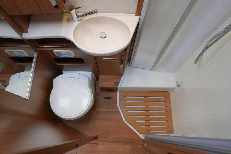 Hymer B 588 PL | 180 pk Automaat | Levelsysteem | Enkele bedden | AL-KO maxi 49