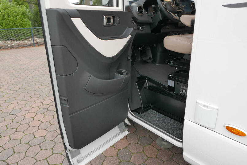 Hymer BML-I 790 MasterLine | Levelsysteem | Queensbed | Omvormer | Airco 19