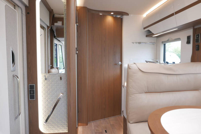 Hymer BML-I 790 MasterLine | Levelsysteem | Queensbed | Omvormer | Airco 34