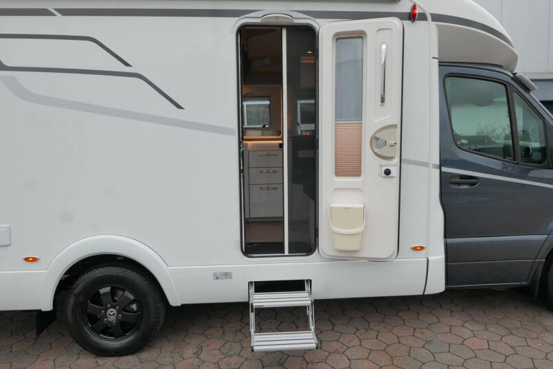Hymer Tramp S 685  | Mercedes | Automaat | Levelsysteem | Enkele bedden 16