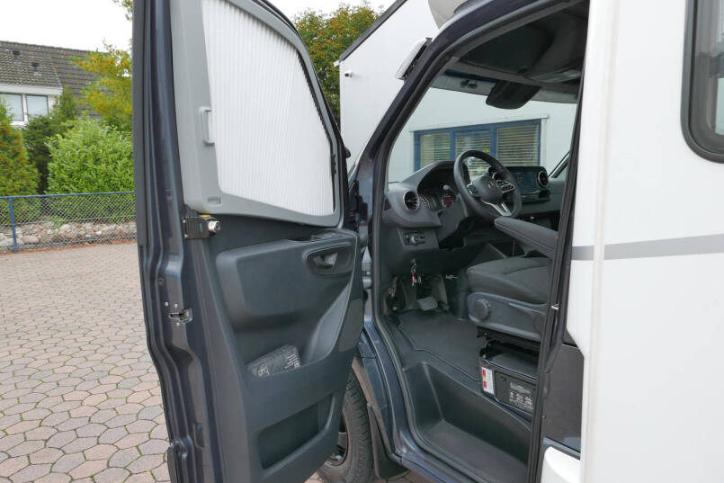 Hymer Tramp S 685  | Mercedes | Automaat | Levelsysteem | Enkele bedden 18