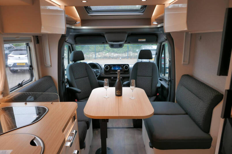 Hymer Tramp S 685  | Mercedes | Automaat | Levelsysteem | Enkele bedden 23