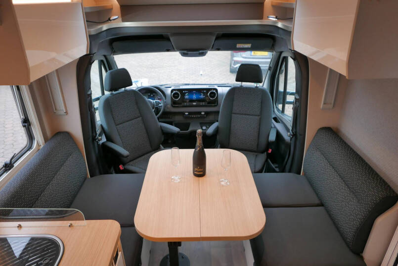 Hymer Tramp S 685  | Mercedes | Automaat | Levelsysteem | Enkele bedden 24