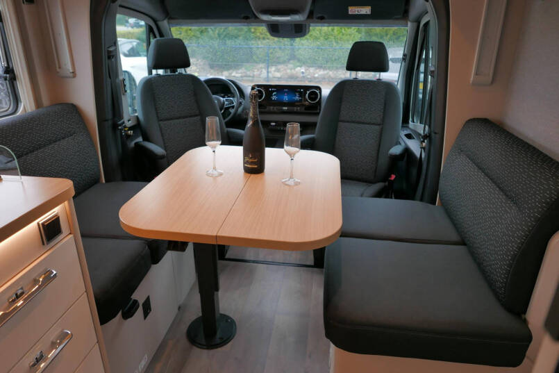 Hymer Tramp S 685  | Mercedes | Automaat | Levelsysteem | Enkele bedden 25