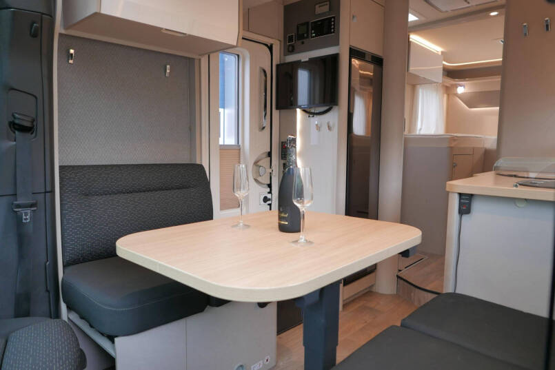 Hymer Tramp S 685  | Mercedes | Automaat | Levelsysteem | Enkele bedden 28