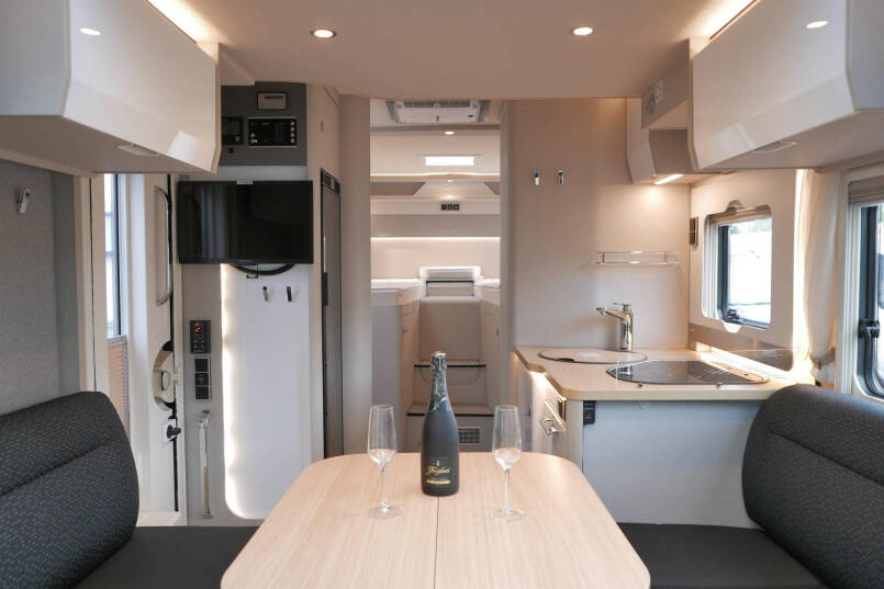 Hymer Tramp S 685  | Mercedes | Automaat | Levelsysteem | Enkele bedden 29
