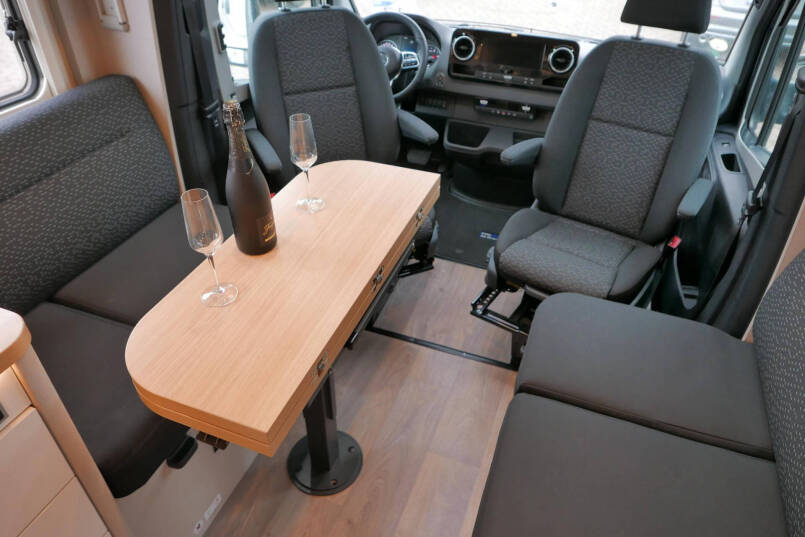 Hymer Tramp S 685  | Mercedes | Automaat | Levelsysteem | Enkele bedden 30