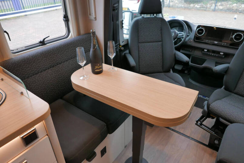 Hymer Tramp S 685  | Mercedes | Automaat | Levelsysteem | Enkele bedden 31