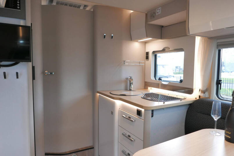 Hymer Tramp S 685  | Mercedes | Automaat | Levelsysteem | Enkele bedden 32