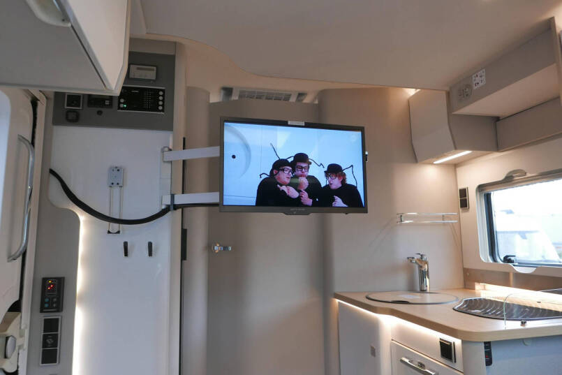 Hymer Tramp S 685  | Mercedes | Automaat | Levelsysteem | Enkele bedden 35