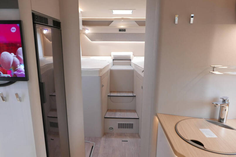 Hymer Tramp S 685  | Mercedes | Automaat | Levelsysteem | Enkele bedden 40