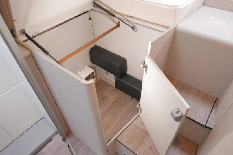Hymer Tramp S 685  | Mercedes | Automaat | Levelsysteem | Enkele bedden 45