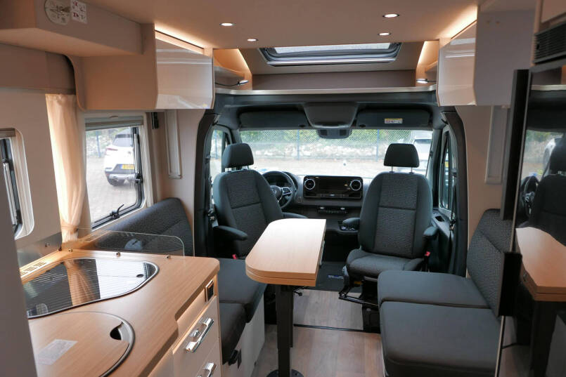 Hymer Tramp S 685  | Mercedes | Automaat | Levelsysteem | Enkele bedden 52