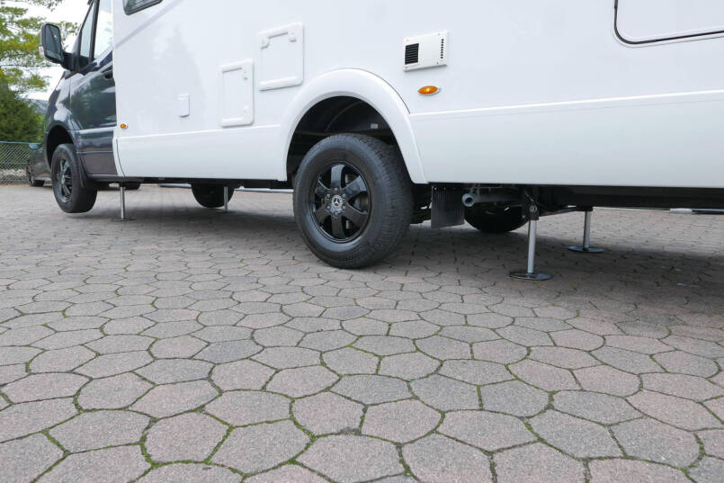 Hymer Tramp S 685  | Mercedes | Automaat | Levelsysteem | Enkele bedden 6
