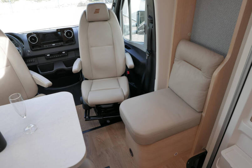 Hymer BMC-T 680 | Mat grijs | Levelsysteem | Lithium  | Leer | Enkele bedden 12