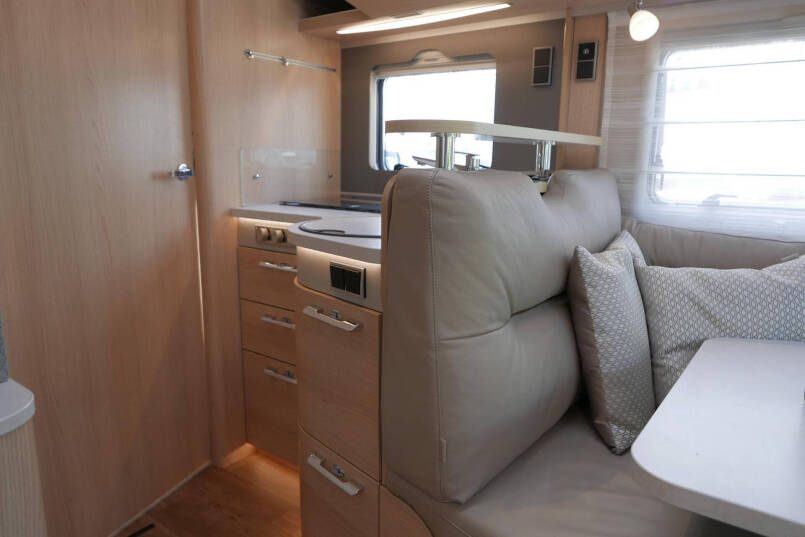 Hymer BMC-T 680 | Mat grijs | Levelsysteem | Lithium  | Leer | Enkele bedden 14