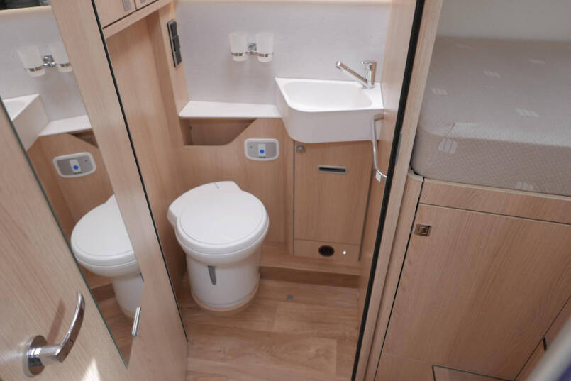 Hymer BMC-T 680 | Mat grijs | Levelsysteem | Lithium  | Leer | Enkele bedden 23