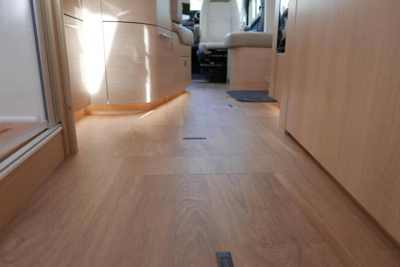 Hymer BMC-T 680 | Mat grijs | Levelsysteem | Lithium  | Leer | Enkele bedden 27