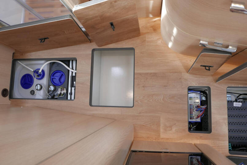 Hymer BMC-T 680 | Mat grijs | Levelsysteem | Lithium  | Leer | Enkele bedden 28