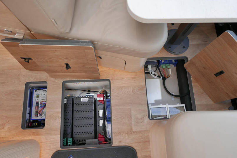 Hymer BMC-T 680 | Mat grijs | Levelsysteem | Lithium  | Leer | Enkele bedden 29