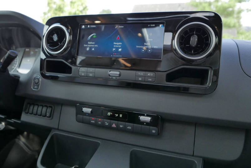 Hymer BMC-T 680 | Mat grijs | Levelsysteem | Lithium  | Leer | Enkele bedden 7